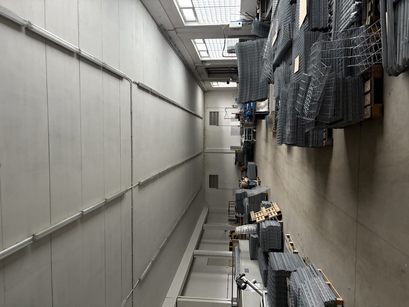 Intérieur entrepôt — panneaux gabion stockés sur palettes