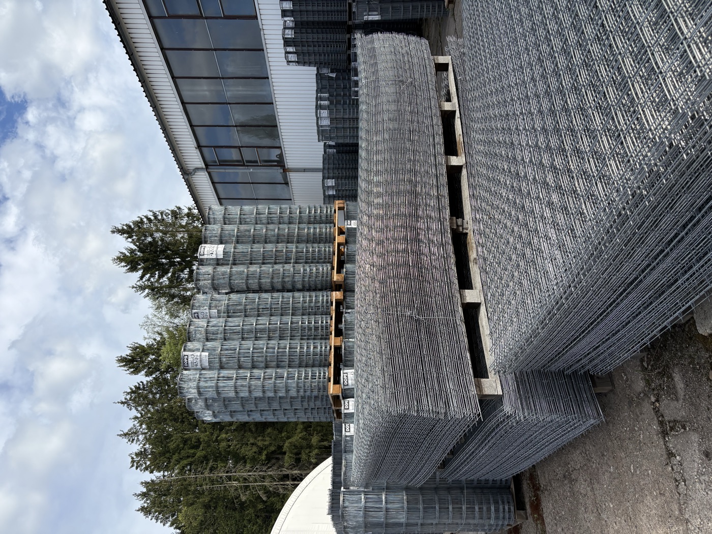 Stock extérieur — grandes palettes de treillis gabion